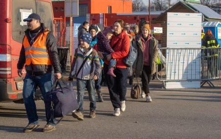 Як українці ставляться до співвітчизників-біженців у Європі: дані опитування
