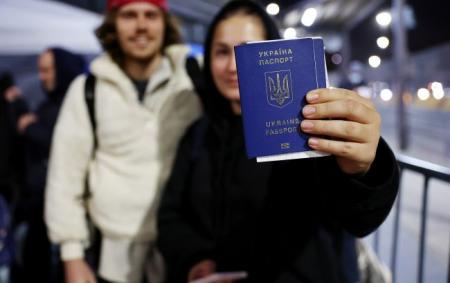 Без віз у 143 країни. Український паспорт піднявся на 4 пункти в міжнародному рейтингу