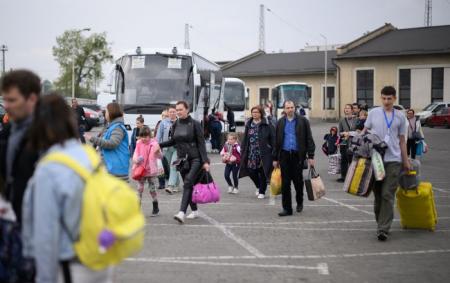 Настрої змінилися. Скільки біженців повернуться в Україну з Польщі: опитування