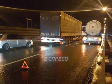 В Киеве на Южном мосту грузовик въехал в легковушку: двое погибли