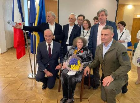 Ліна Костенко вийшла у світ, щоб отримати Орден Почесного легіону