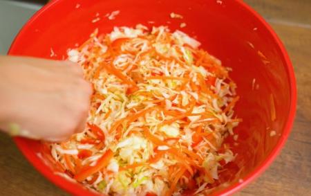 Зимовий салат з капусти, який довго зберігається в холодильнику: готуємо справжній 