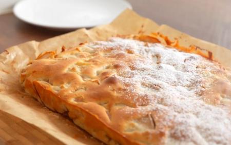 Рецепт, який шукають всі: найпростіший і найсмачніший яблучний пиріг