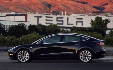 Tesla уже передала клиентам первые 30 электромобилей Model 3