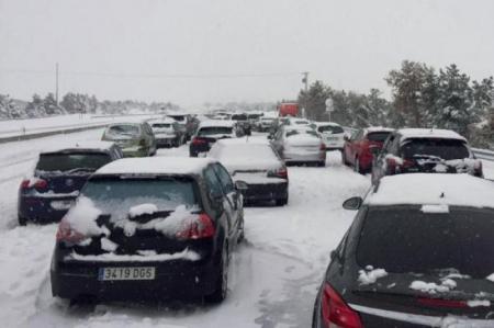 В Испании снегопады заблокировали тысячи авто на дорогах