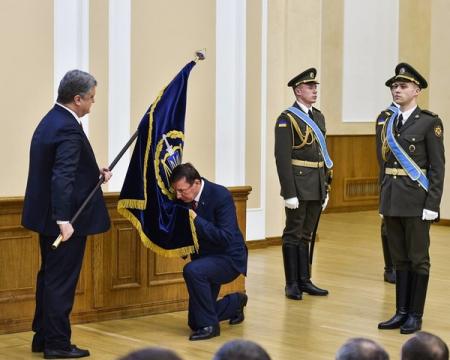 Порошенко утвердил новую символику Генпрокуратуры