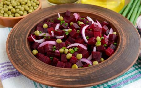 Салат із буряка, зеленого горошку та цибулі: простий рецепт корисної страви