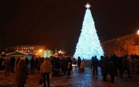 У Києві в день Святого Миколая запалили вогні на головній ялинці країни: який вигляд вона має