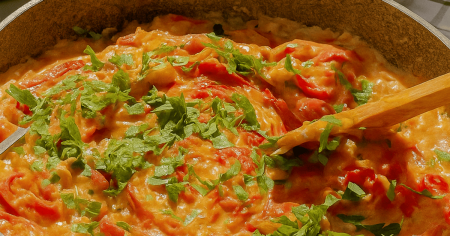 Запечені перці, тушковані у сметані: рецепт ароматної страви з ніжним соусом