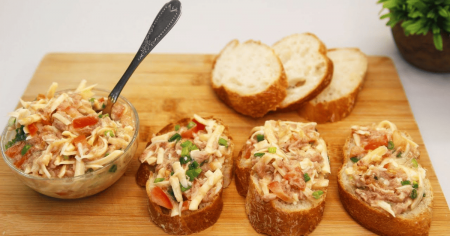 Підійдуть і на фуршет, і як перекушування: смачні бутерброди з тунцем і помідорами