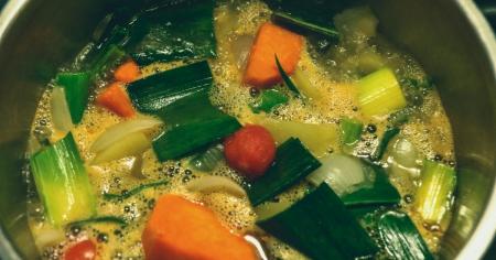 Коли найкраще солити суп: на початку чи наприкінці приготування — чому це важливо