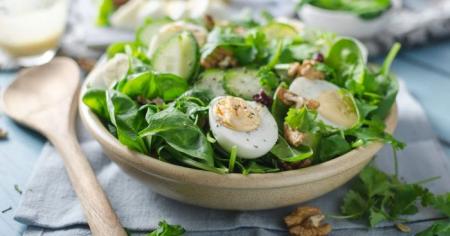 Салат зі свіжих огірків яйця та сиру: рецепт легкої літньої страви