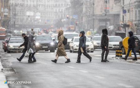 На сході дощі з мокрим снігом, а на заході та півночі пориви вітру: погода на 18 грудня