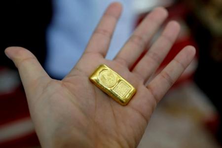 Золото встановило новий рекорд, а долар впав до мінімуму за три роки, - Reuters
