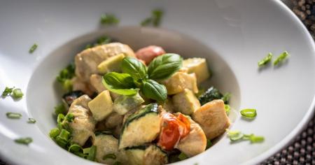 Як приготувати куряче філе з кабачками у сметанно-сирному соусі