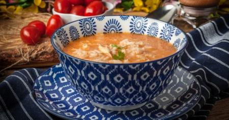 Суп із консервованого тунця з рисом та помідорами: простий рецепт