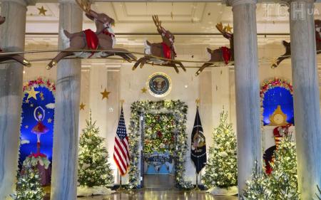 Розкішні ялинки, іграшкова кондитерська, олені і 142 тисячі вогників: як прикрасили Білий дім до Різдва