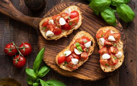Ідеальний перекус: італійська брускета з моцарелою та помідорами