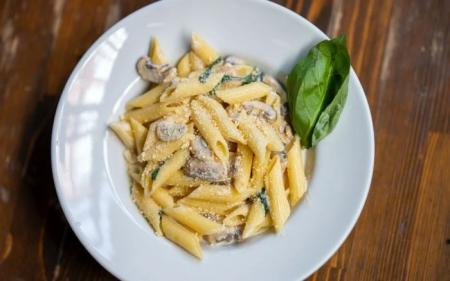 Краще з'їсти одразу: скільки можна зберігати готові макарони в холодильнику