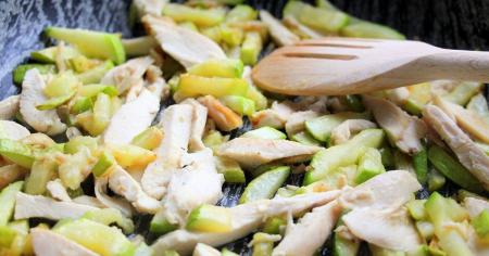 Кабачки з куркою та грибами на сковороді: рецепт корисної страви