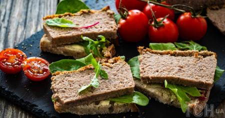 Печінковий торт: оригінальний рецепт без випікання коржів