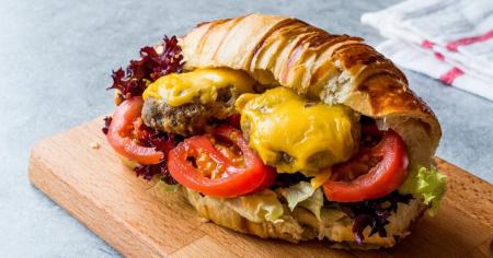 Круасан з курячою котлетою: рецепт смачного бутерброда