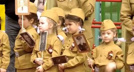 «Ясельні війська». У РФ малюків нарядили у радянську форму і влаштували імітацію параду