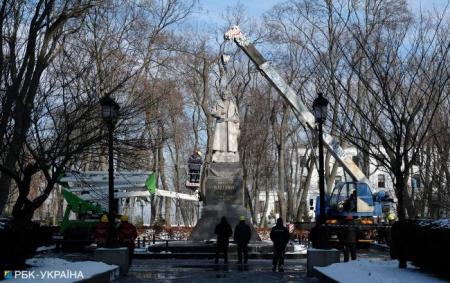Декомунізація в дії. У Києві знесли пам'ятник радянському генералу Ватутіну