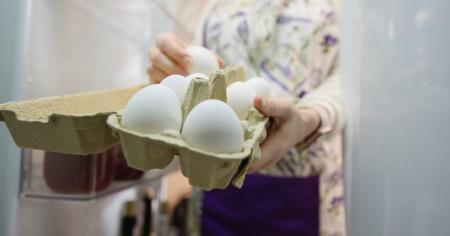 Чому не можна зберігати яйця у дверцятах холодильника: ключові причини, про які треба знати