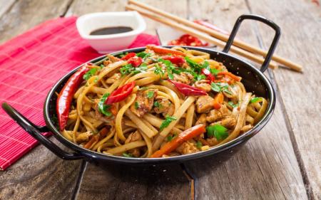 Курка Чау Мейн із локшиною та овочами: класичний рецепт азійської кухні