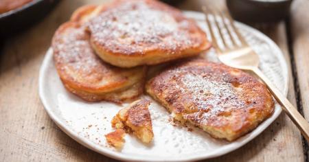 Яблучні оладки на кефірі: рецепт здорового сніданку