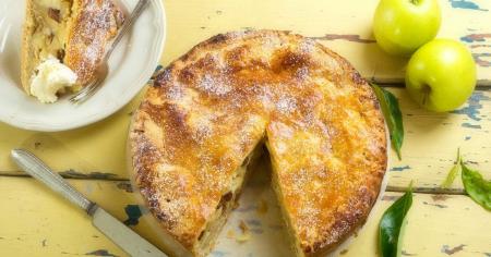 Яблучний пиріг на сирному тісті: простий рецепт смачної випічки
