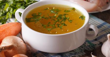 Названо найгірший овоч для бульйону, але багато господинь все ж таки кладуть його у страву