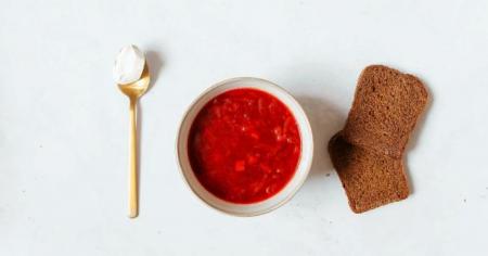 Борщ буде червоним та наваристим: коли додавати до страви буряк