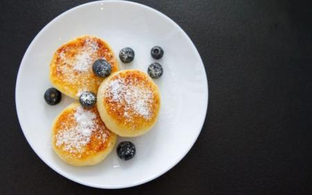 Замініть борошно іншим інгредієнтом і сирники вийдуть неймовірно ніжними: рецепт 