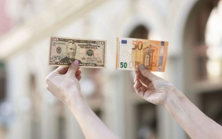 Долар чи євро: в якій валюті українцям краще зберігати гроші у 2025 році