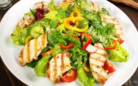 Салат з курячим філе та овочами: рецепт корисної страви