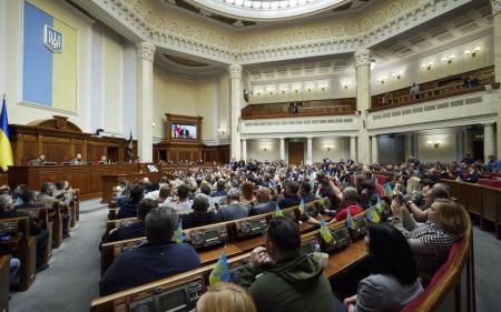 Обмеження для українців та підвищення зарплат помічникам нардепів: останні 