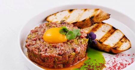 Стейк тартар із пікантним соусом: рецепт вишуканої закуски