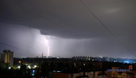 В Україні 26 квітня дощі та грози, на південному сході прогріє до 26°