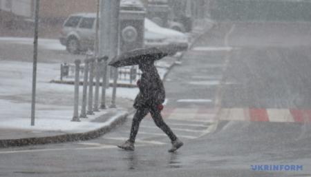 В Україні прогнозують дощ, мокрий сніг та ожеледицю