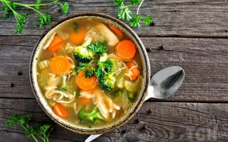 Для здоров'я та схуднення: рецепт супу з 10 овочів та трав