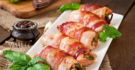 Рулетики з індички з болгарським перцем і сиром у беконі: рецепт незвичайної гарячої страви