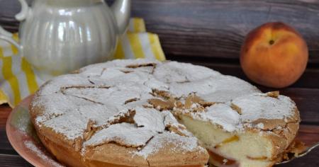 Заливний пиріг із персиками: простий рецепт