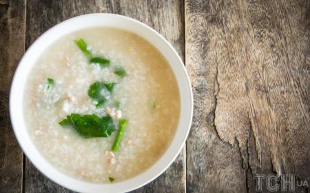 Рисовий суп із консервованим тунцем: швидкий рецепт