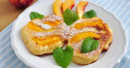 Сирники з персиками: рецепт для літнього сніданку
