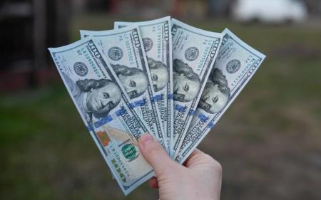 Українцям масово продають фальшиві долари: де краще не купувати валюту і як її перевірити