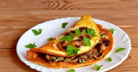 Омлет із грибами, зеленню та сиром: рецепт швидкого сніданку