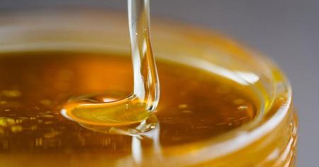 Як перевірити мед на натуральність: простий домашній тест за допомогою води