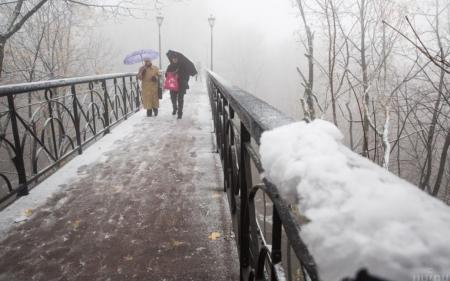 Початок тижня в Україні буде зі снігопадами, дощем та ожеледицею: прогноз погоди на 27 лютого